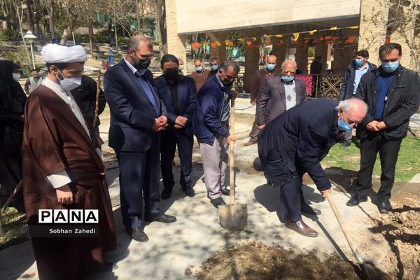 کاشت درخت به نیابت از شهیدان در رودهن