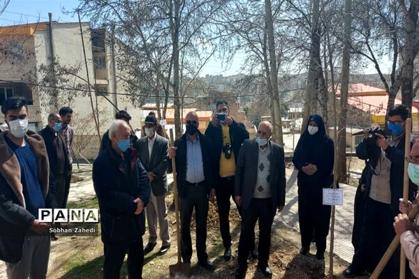 کاشت درخت به نیابت از شهیدان در رودهن