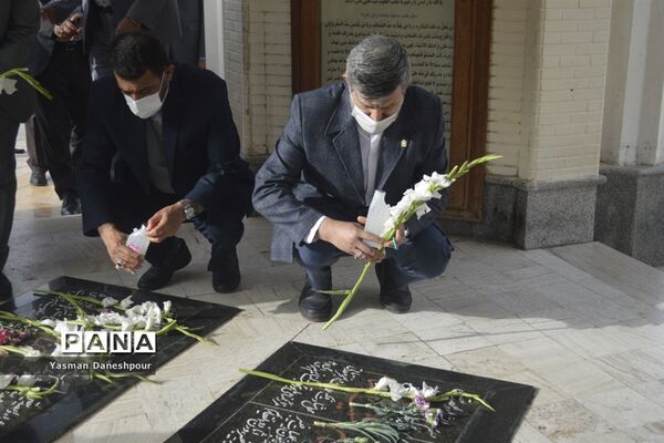 تجدید میثاق سرپرست معاونت پرورشی و فرهنگی وزارت آموزش و پرورش با آرمان های مقدس شهدا در بوشهر