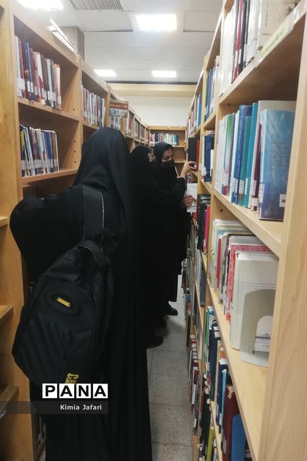گردشگری اعضای هیات رئیسه دختران مجلس دانش‌آموزی کاشمر  در باغ دانایی