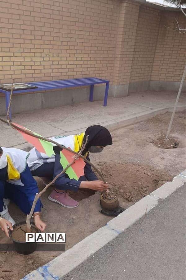 برگزاری مراسم جشن نیکوکاری  و روز درختکاری در شهرستان ورزنه