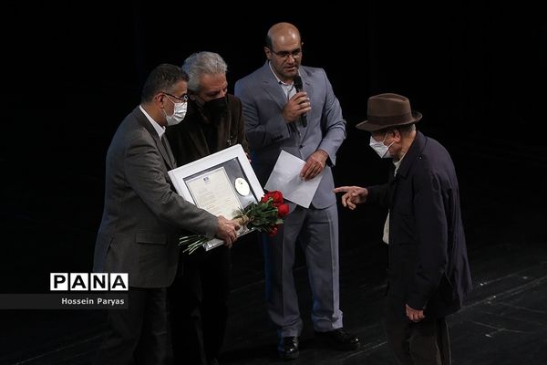 نخستین جایزه بین‌المللی حکیم نظامی