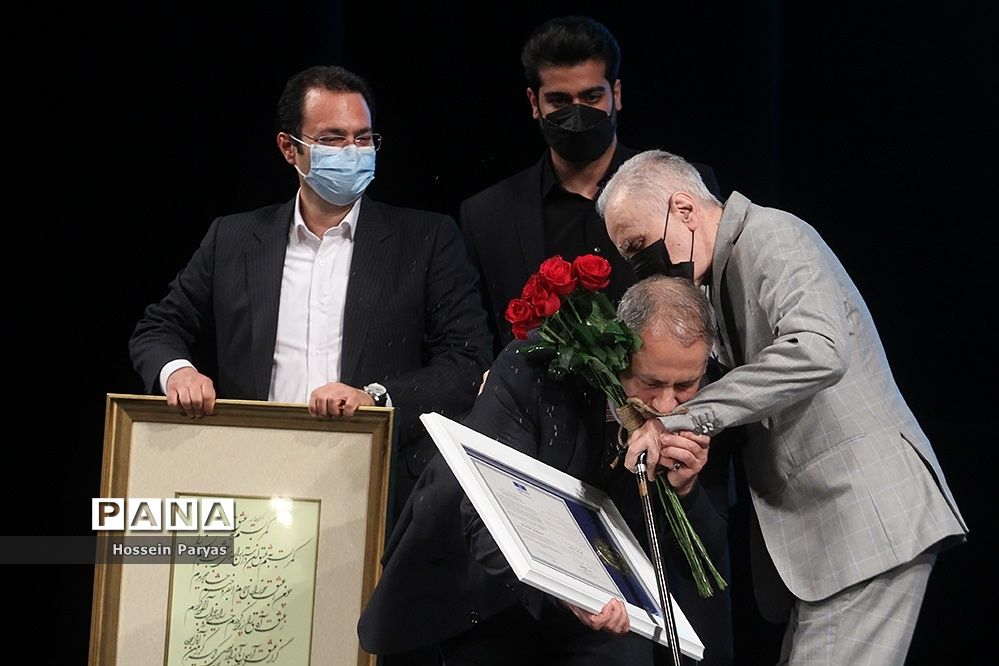 نخستین جایزه بین‌المللی حکیم نظامی