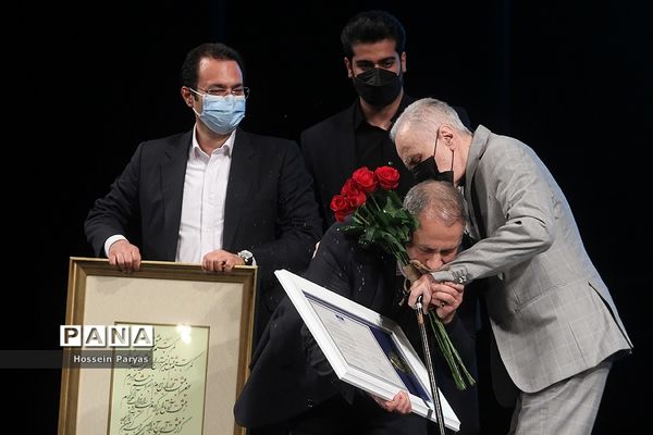 نخستین جایزه بین‌المللی حکیم نظامی