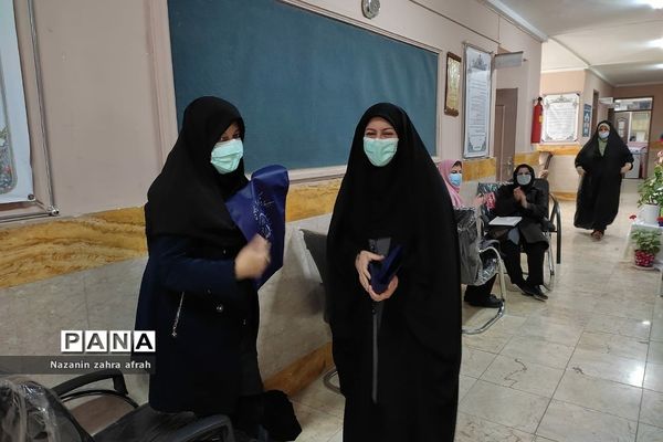 مراسم تقدیر از دانش‌آموزان و دبیران مدرسه تربیت رودهن