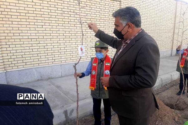 جشن تولد زمین در آموزشگاه شهیدین قاسمی