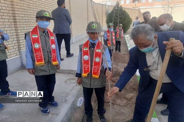 جشن تولد زمین در آموزشگاه شهیدین قاسمی