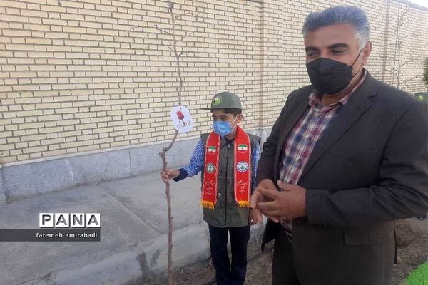 جشن تولد زمین در آموزشگاه شهیدین قاسمی