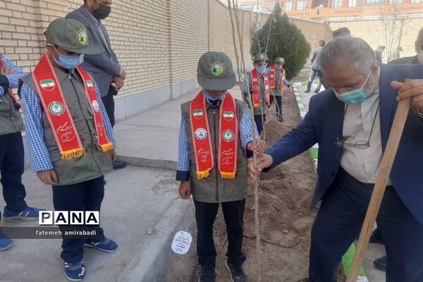 جشن تولد زمین در آموزشگاه شهیدین قاسمی