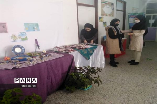 مراسم تقدیر از دانش‌آموزان برتر دبستان نجمه فیروزکوه