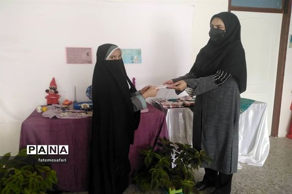 مراسم تقدیر از دانش‌آموزان برتر دبستان نجمه فیروزکوه