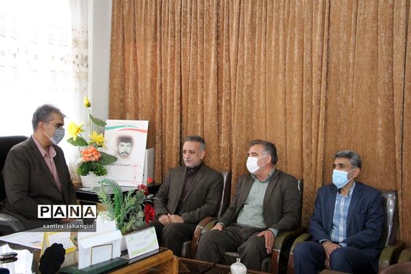 تقدیر مدیرکل آموزش و پرورش خراسان جنوبی از مدیر سازمان دانش آموزی استان به عنوان برادرشهید