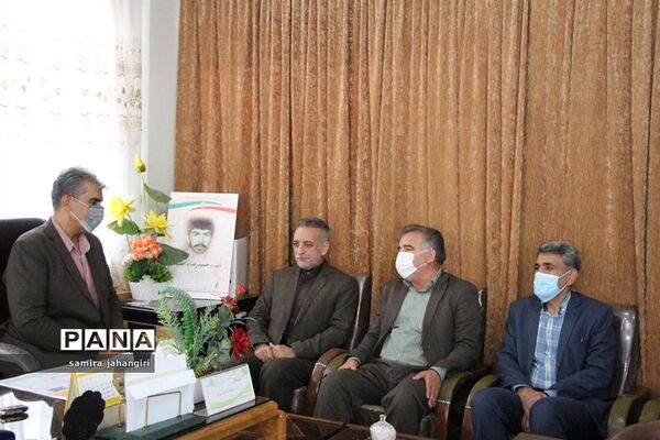 تقدیر مدیرکل آموزش و پرورش خراسان جنوبی از مدیر سازمان دانش آموزی استان به عنوان برادرشهید
