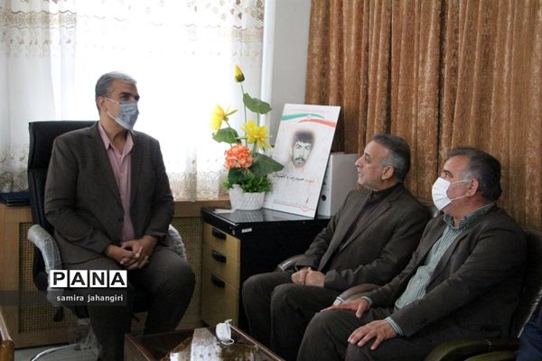 تقدیر مدیرکل آموزش و پرورش خراسان جنوبی از مدیر سازمان دانش آموزی استان به عنوان برادرشهید