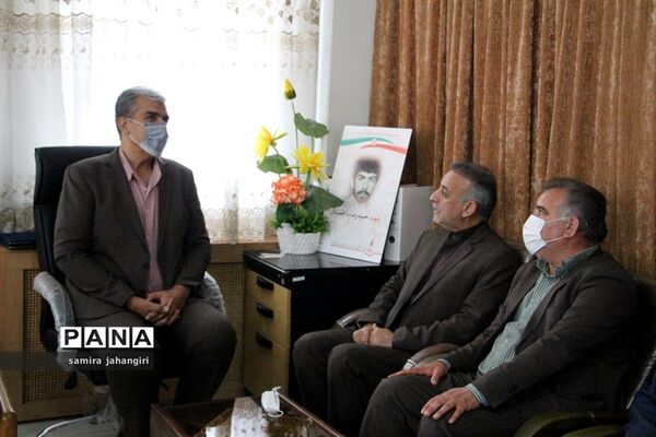 تقدیر مدیرکل آموزش و پرورش خراسان جنوبی از مدیر سازمان دانش آموزی استان به عنوان برادرشهید