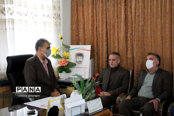 تقدیر مدیرکل آموزش و پرورش خراسان جنوبی از مدیر سازمان دانش آموزی استان به عنوان برادرشهید
