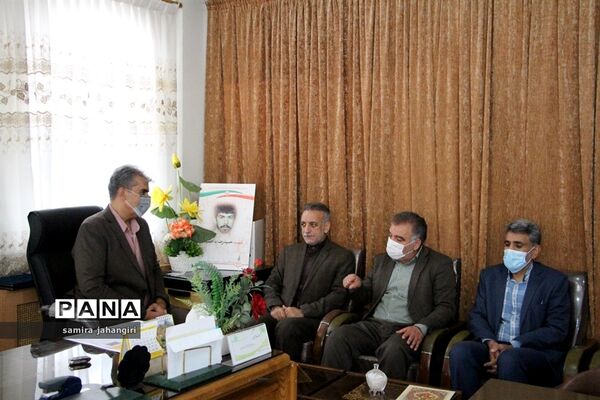 تقدیر مدیرکل آموزش و پرورش خراسان جنوبی از مدیر سازمان دانش آموزی استان به عنوان برادرشهید