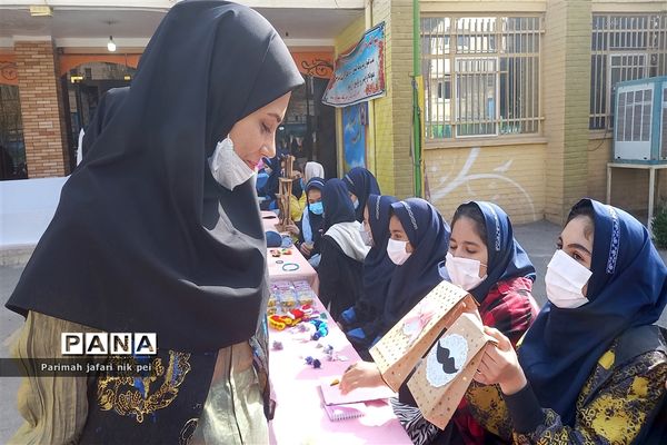 برگزاری بازارچه کسب و کار دانش‌آموزی در دبیرستان شهید زهره‌وند شهرستان قرچک