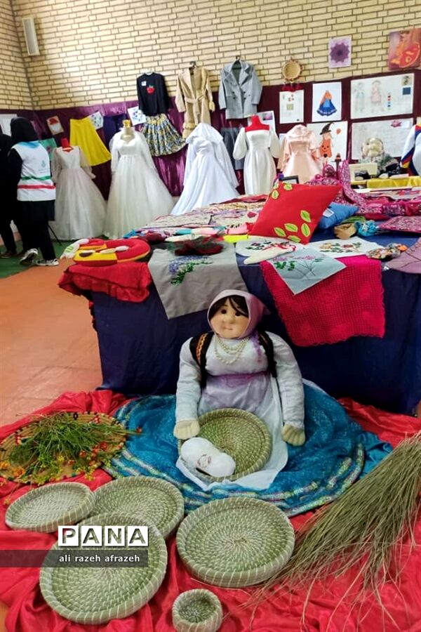 نمایشگاه دستاوردها و توانمندی‌های هنرجویان نرجس خاتون در اندیمشک