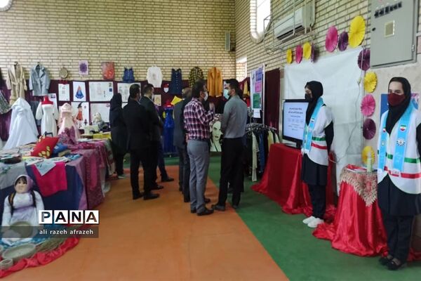 نمایشگاه دستاوردها و توانمندی‌های هنرجویان نرجس خاتون در اندیمشک
