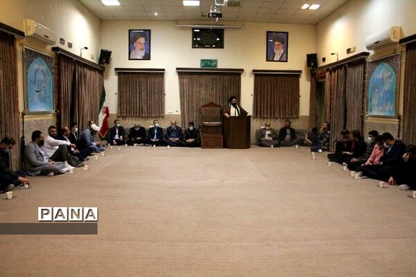 نشست صمیمانه مسئولان رودهن با جوانان و فعالان فرهنگی
