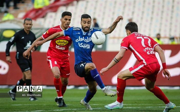 شهرآورد ۹۸؛ آغاز مسابقه فوتبال استقلال و پرسپولیس