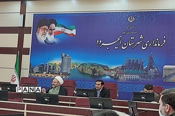 نشست صمیمی فرماندار و امام جمعه شهرستان ایجرود با جوانان موفق به مناسبت هفته جوان