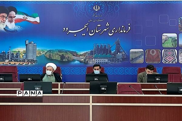 نشست صمیمی فرماندار و امام جمعه شهرستان ایجرود با جوانان موفق به مناسبت هفته جوان