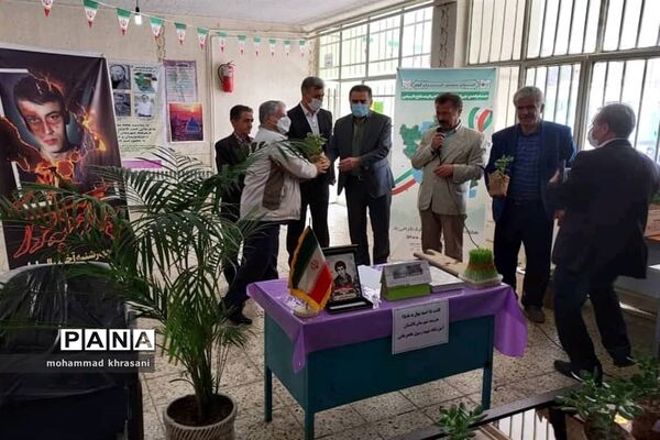 کاشت نهال برای تقدیر از هنرمندان تاکستان