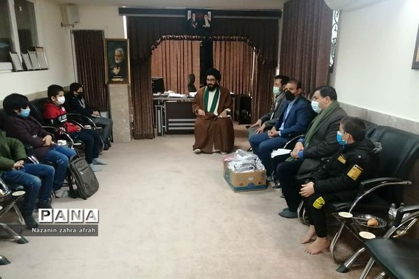 دیدار دانش‌آموزان حافظ جز سی قرآن مدرسه امام حسین(ع) رودهن با امام جمعه