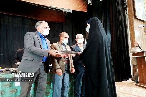 مراسم تجلیل از فرهنگیان و دانش‌آموزان مقام‌آور استانی و کشوری در شهرستان کازرون