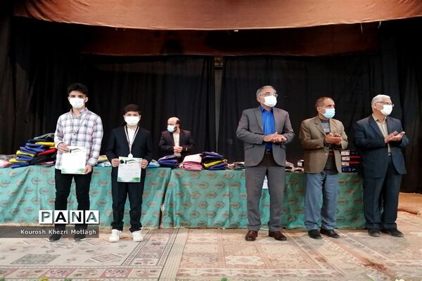 مراسم تجلیل از فرهنگیان و دانش‌آموزان مقام‌آور استانی و کشوری در شهرستان کازرون