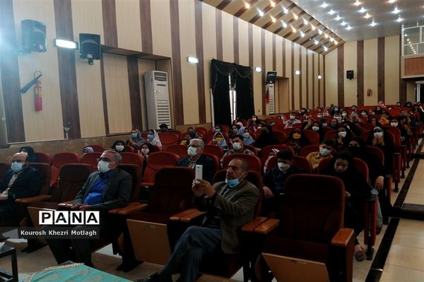 مراسم تجلیل از فرهنگیان و دانش‌آموزان مقام‌آور استانی و کشوری در شهرستان کازرون