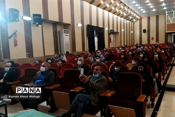 مراسم تجلیل از فرهنگیان و دانش‌آموزان مقام‌آور استانی و کشوری در شهرستان کازرون