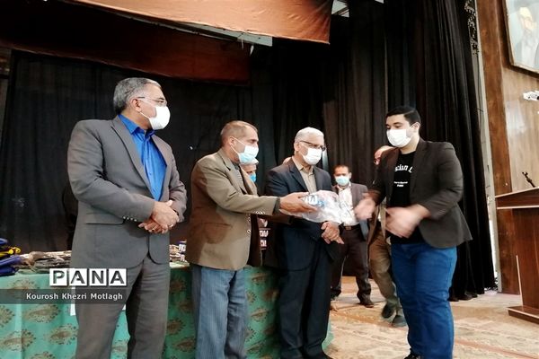 مراسم تجلیل از فرهنگیان و دانش‌آموزان مقام‌آور استانی و کشوری در شهرستان کازرون