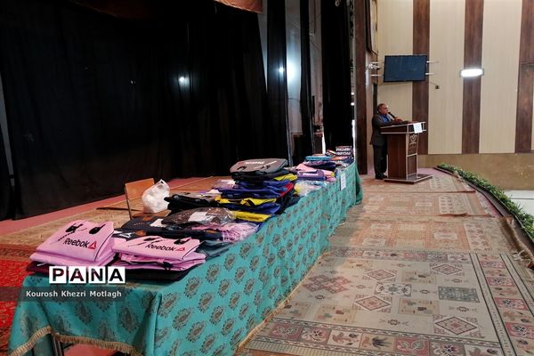 مراسم تجلیل از فرهنگیان و دانش‌آموزان مقام‌آور استانی و کشوری در شهرستان کازرون