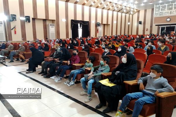 مراسم تجلیل از فرهنگیان و دانش‌آموزان مقام‌آور استانی و کشوری در شهرستان کازرون