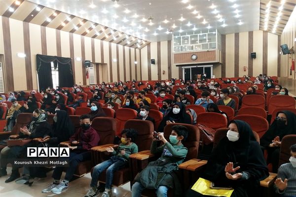 مراسم تجلیل از فرهنگیان و دانش‌آموزان مقام‌آور استانی و کشوری در شهرستان کازرون