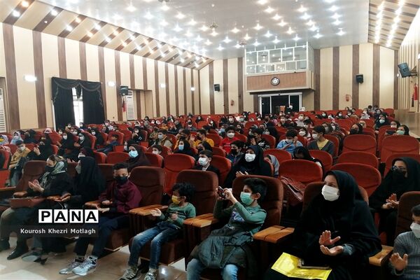 مراسم تجلیل از فرهنگیان و دانش‌آموزان مقام‌آور استانی و کشوری در شهرستان کازرون