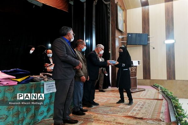 مراسم تجلیل از فرهنگیان و دانش‌آموزان مقام‌آور استانی و کشوری در شهرستان کازرون