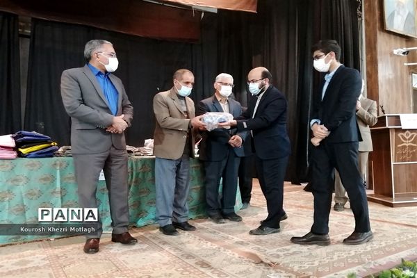 مراسم تجلیل از فرهنگیان و دانش‌آموزان مقام‌آور استانی و کشوری در شهرستان کازرون