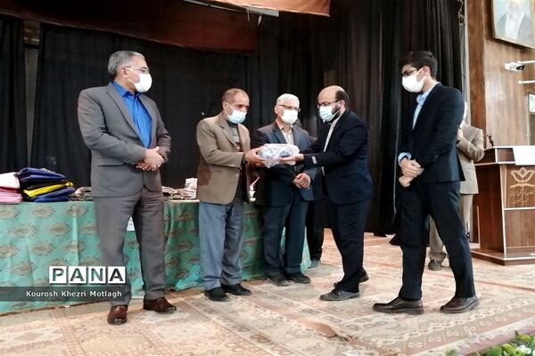 مراسم تجلیل از فرهنگیان و دانش‌آموزان مقام‌آور استانی و کشوری در شهرستان کازرون
