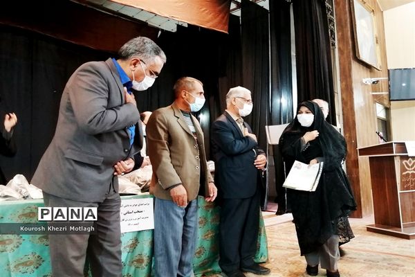 مراسم تجلیل از فرهنگیان و دانش‌آموزان مقام‌آور استانی و کشوری در شهرستان کازرون