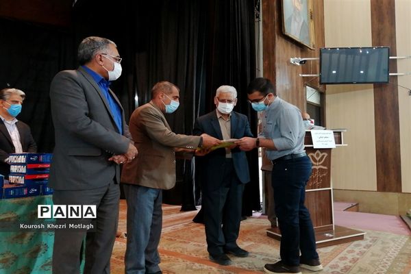 مراسم تجلیل از فرهنگیان و دانش‌آموزان مقام‌آور استانی و کشوری در شهرستان کازرون