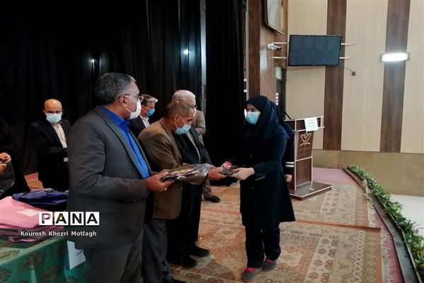 مراسم تجلیل از فرهنگیان و دانش‌آموزان مقام‌آور استانی و کشوری در شهرستان کازرون