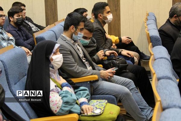 آیین رونمایی از تابلوی تصاویر معلمان شهید ناحیه یک قم