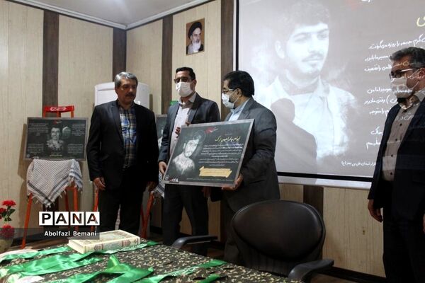 آیین رونمایی از تابلوی تصاویر معلمان شهید ناحیه یک قم