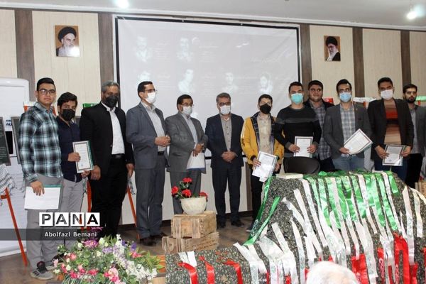 آیین رونمایی از تابلوی تصاویر معلمان شهید ناحیه یک قم