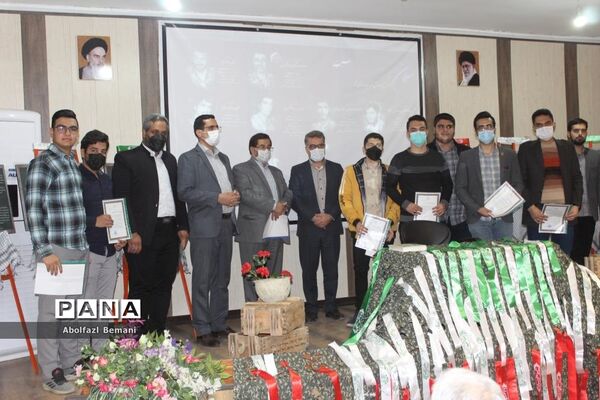 آیین رونمایی از تابلوی تصاویر معلمان شهید ناحیه یک قم