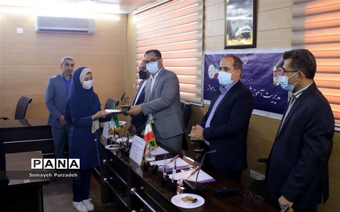تجلیل از مربیان و دانش‌آموزان ممتاز در مسابقات درک و فهم داستان‌ها و متون به زبان عربی